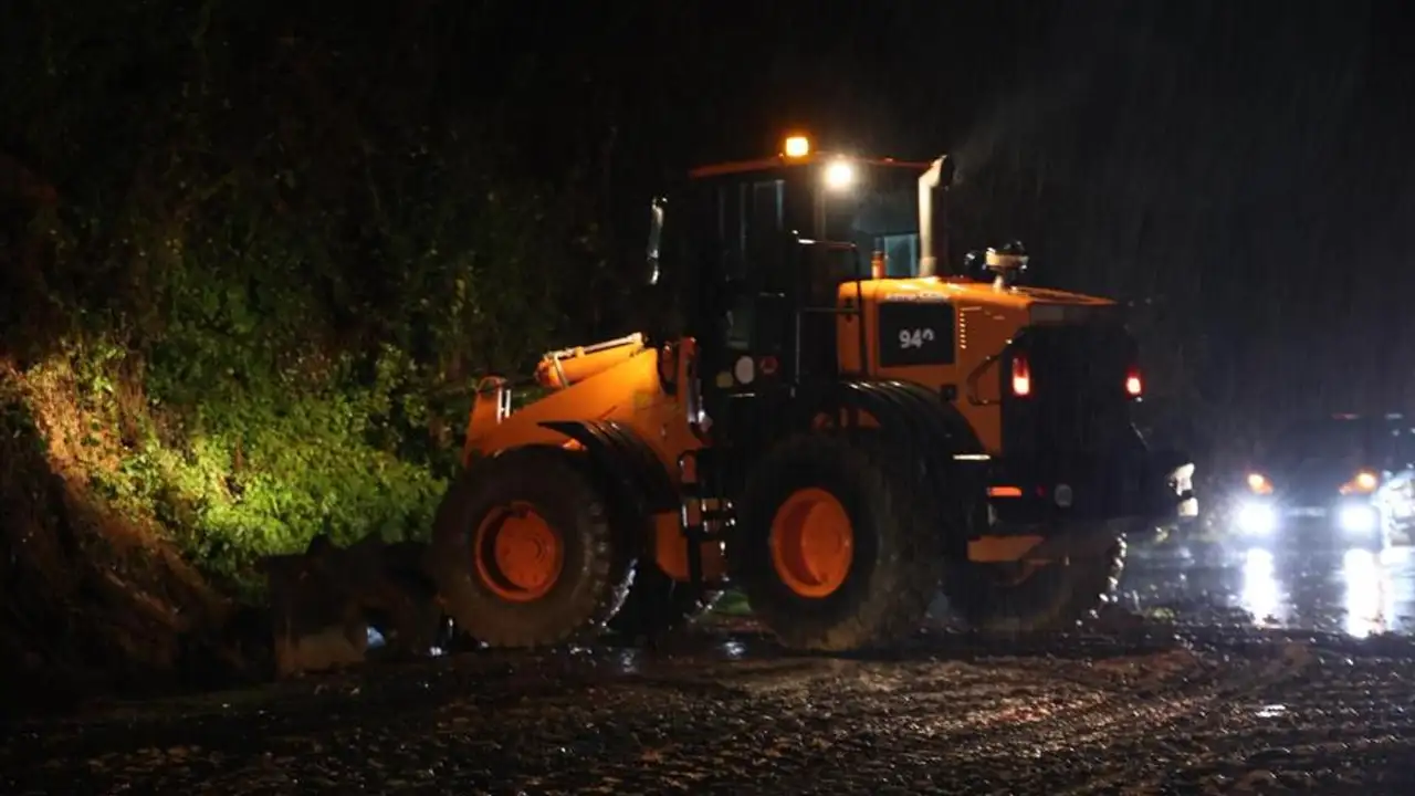 ordu-persembede-10-noktada-heyelan-sahil-yolu-kapandi