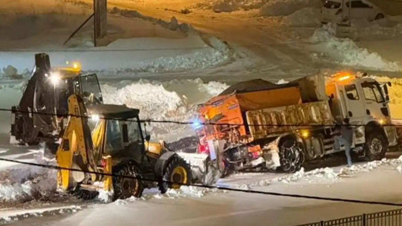 bayburtta-kar-kureme-araci-yoldan-cikti