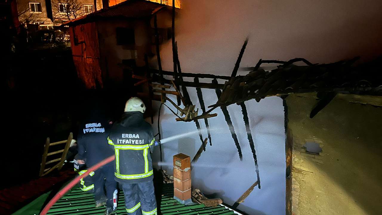 bolgemizde-korkutan-yangin-iki-katli-ev-kul-oldu