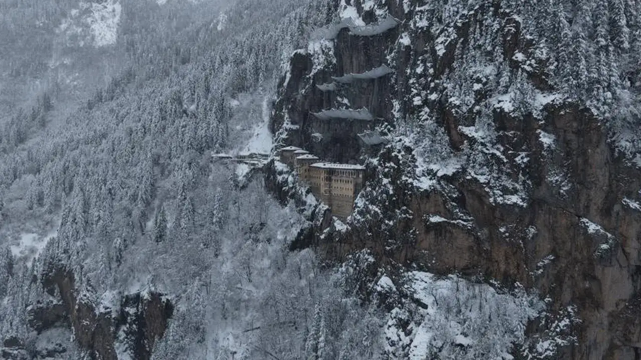 sumela-manastiri-beyaza-burundu-kartpostallik-goruntuler