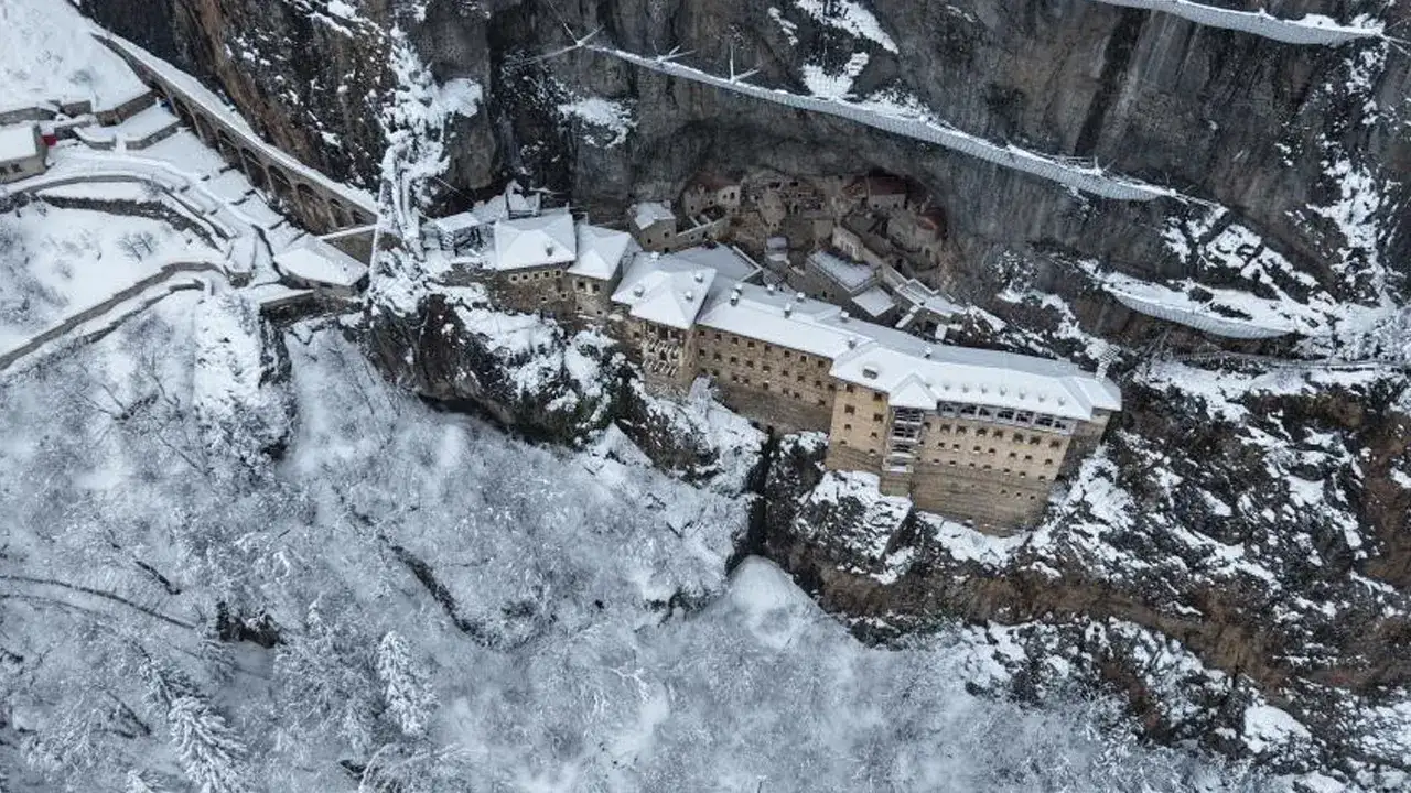 sumela-manastiri-beyaza-burundu-kartpostallik-goruntuler