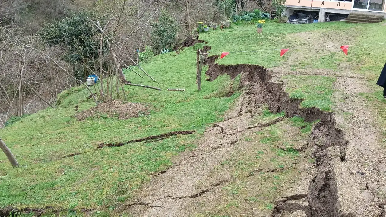 yomrayi-heyelan-vurdu-evler-tehlike-altinda