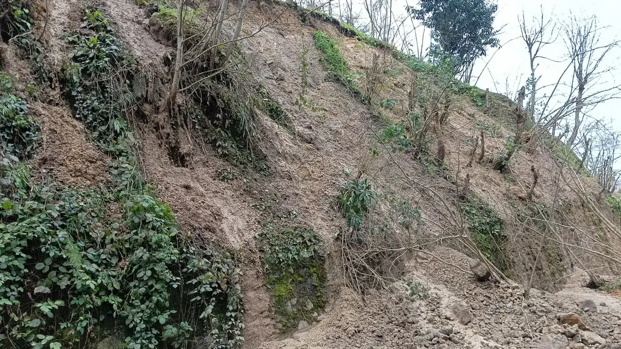 yomrayi-heyelan-vurdu-evler-tehlike-altinda