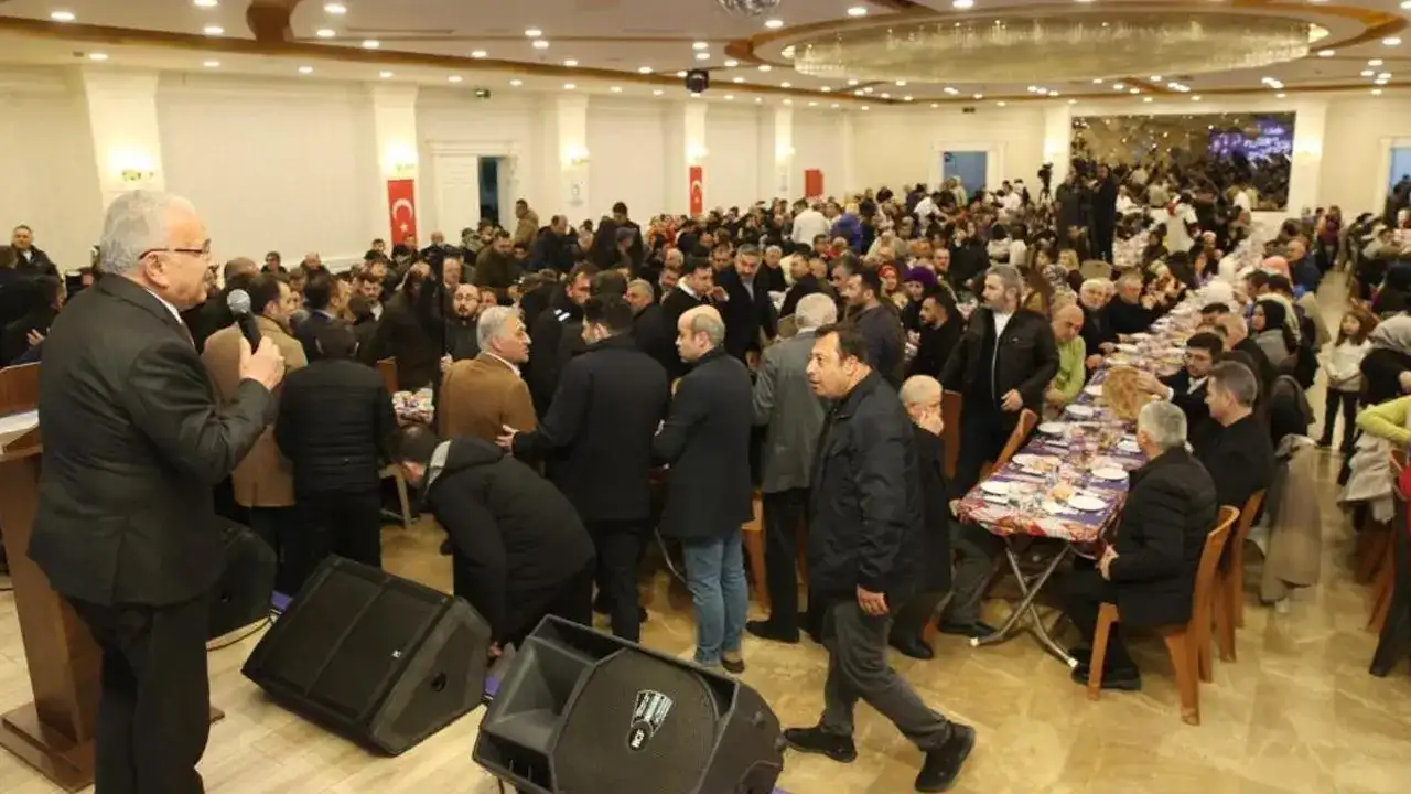 baskan-guler-fatsada-vatandaslarla-ayni-sofrada-bulustu