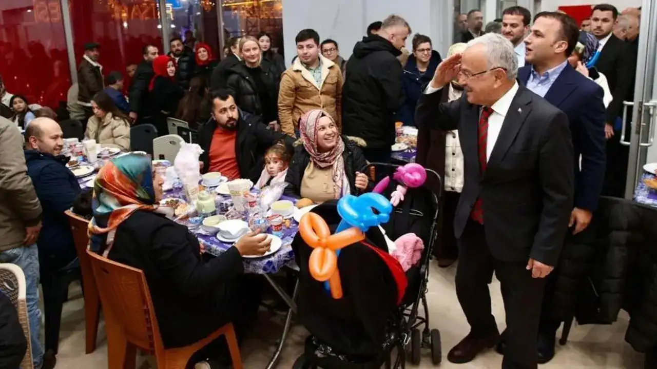 baskan-guler-fatsada-vatandaslarla-ayni-sofrada-bulustu