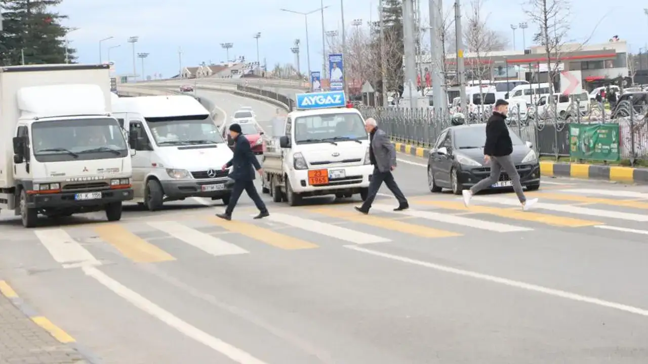 molozda-yaya-gecidi-tehlikesi-vatandaslar-alt-ust-gecit-istiyor