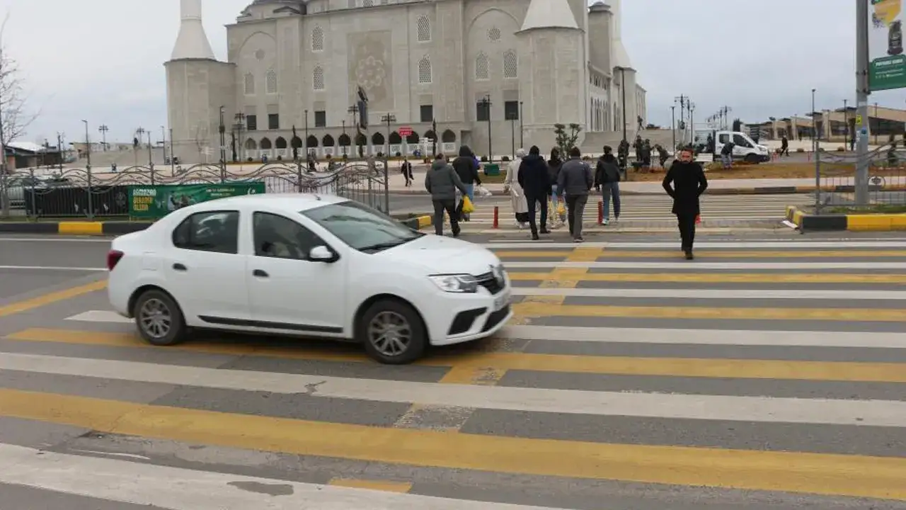 molozda-yaya-gecidi-tehlikesi-vatandaslar-alt-ust-gecit-istiyor