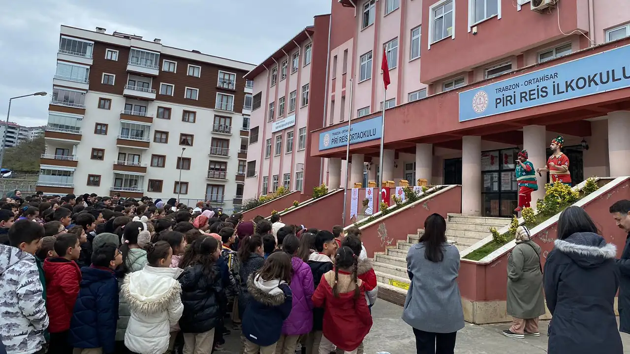 piri-reis-ilkokulunda-maarifin-kalbinde-ramazan-etkinligi-hacivat-karagoz-renk-katti