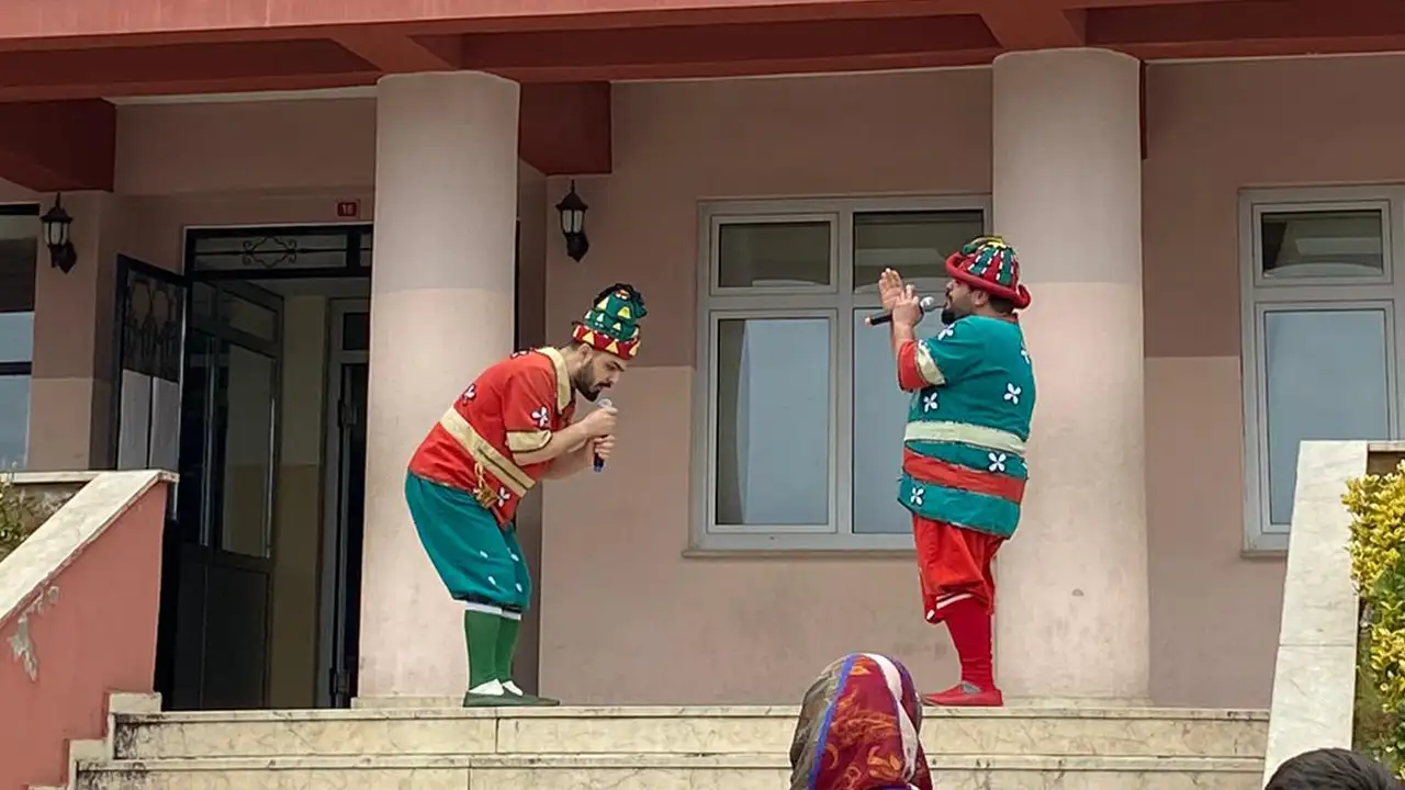 piri-reis-ilkokulunda-maarifin-kalbinde-ramazan-etkinligi-hacivat-karagoz-renk-katti