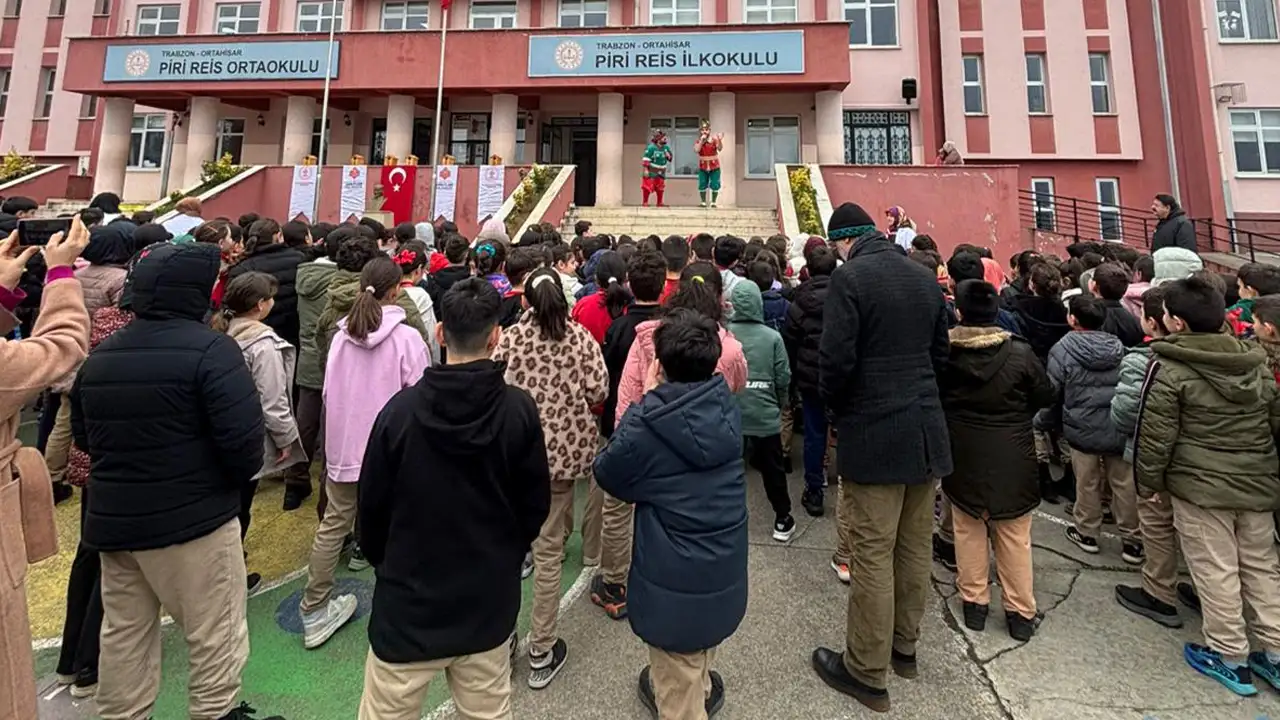 piri-reis-ilkokulunda-maarifin-kalbinde-ramazan-etkinligi-hacivat-karagoz-renk-katti