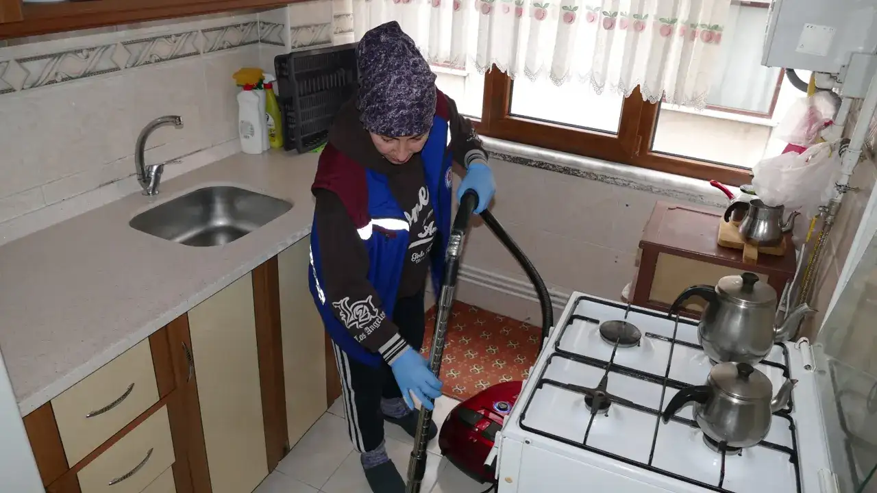 trabzon-buyuksehir-belediyesinin-evde-temizlik-hizmeti-5-bin-haneye-ulasti