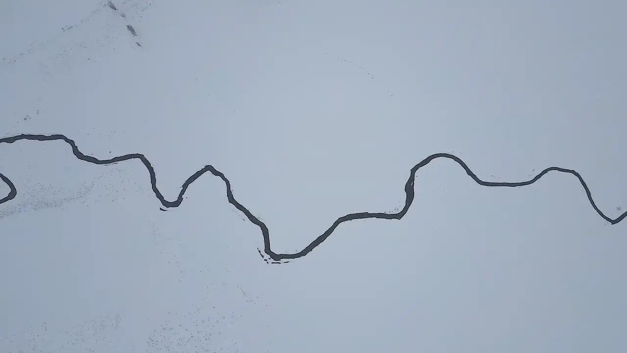 bayburtta-karla-kaplanan-menderesler-kartpostallik-goruntu-olusturdu