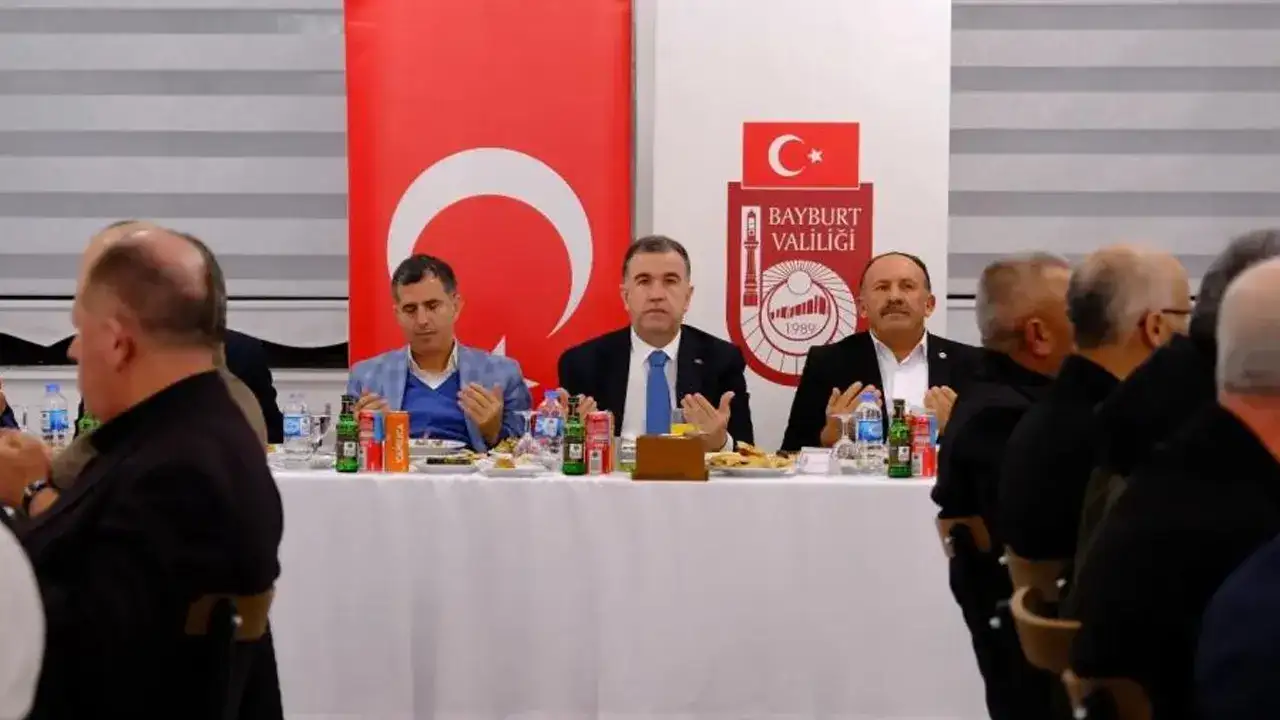 bayburtta-muhtarlar-iftar-sofrasinda-bulustu