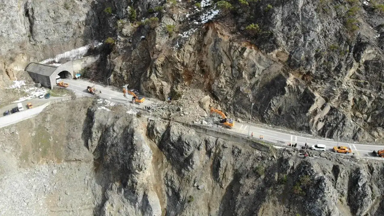 gumushane-giresun-yolundaki-heyelan-havadan-goruntulendi