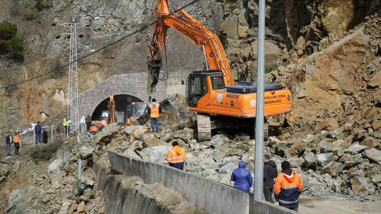 gumushane-giresun-yolundaki-heyelan-havadan-goruntulendi