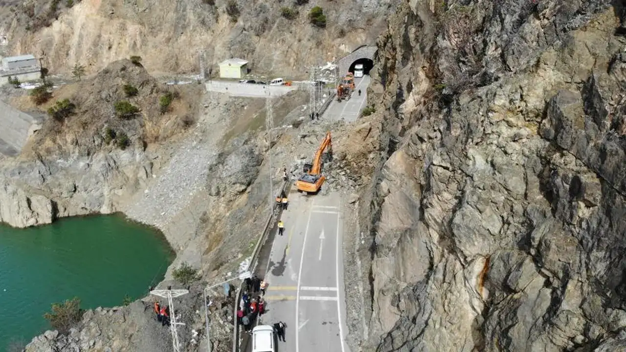 gumushane-giresun-yolundaki-heyelan-havadan-goruntulendi