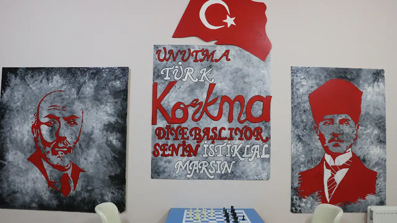 rizede-atiklar-sanata-donusuyor-okulda-sanat-sokagi-kuruldu