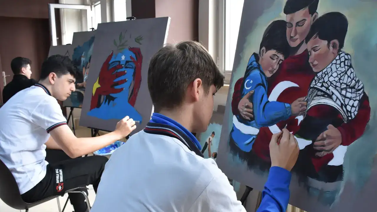 trabzonda-ogrencilerden-savasin-cocuklari-sergisi