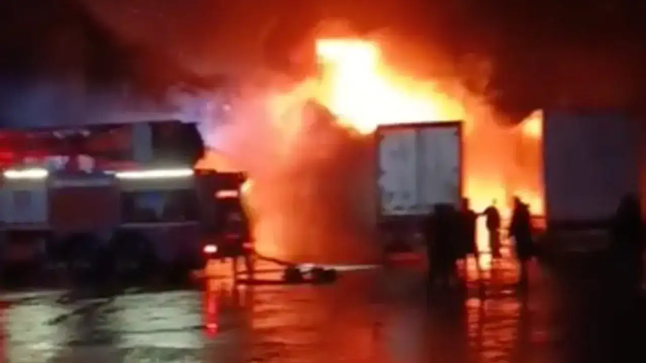 artvin-hopada-tir-parkinda-yangin-2-arac-kullanilamaz-hale-geldi