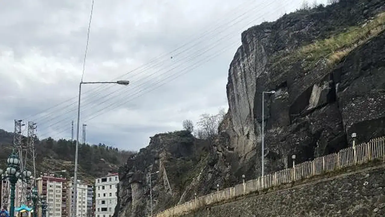 artvinde-dev-kaya-kutleleri-kontrollu-sekilde-dusuruldu