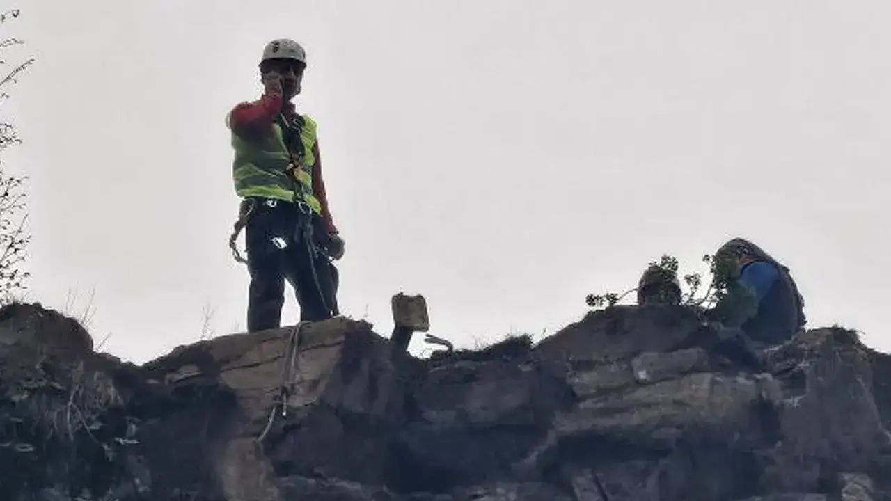 artvinde-dev-kaya-kutleleri-kontrollu-sekilde-dusuruldu