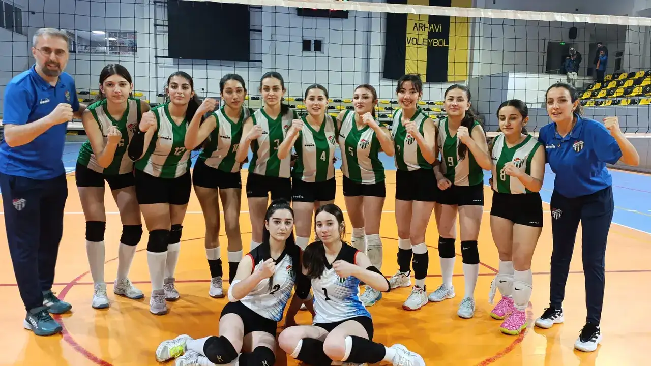 artvinde-genc-kizlar-voleybol-sampiyonu-artvinspor