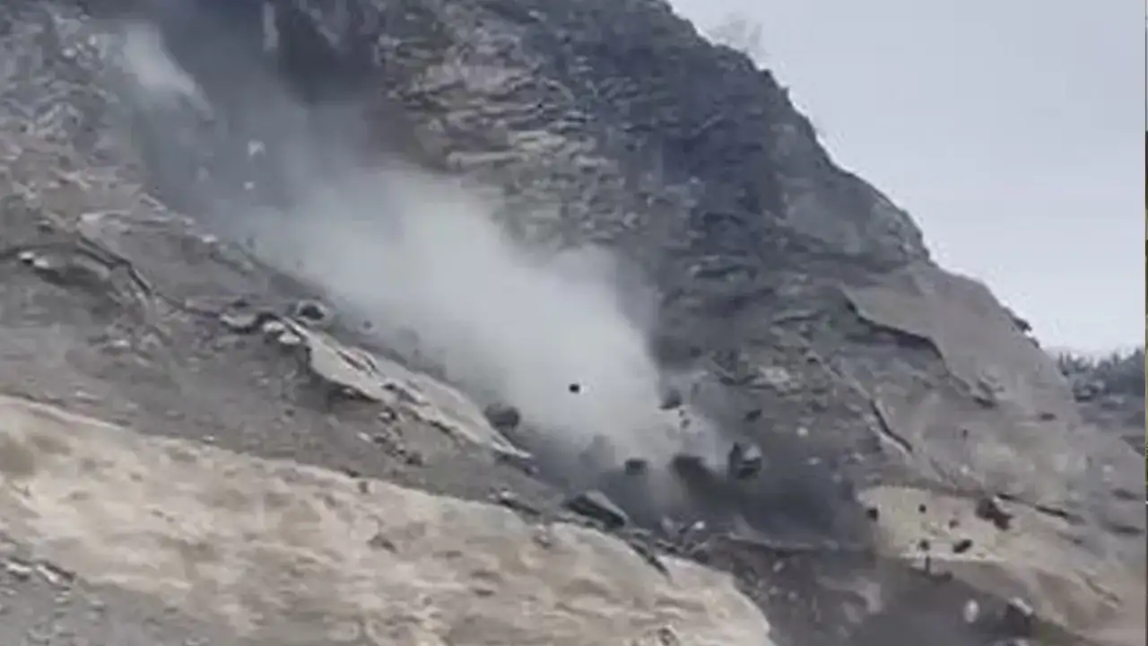 artvini-heyelan-vurdu-yol-ulasima-kapandi