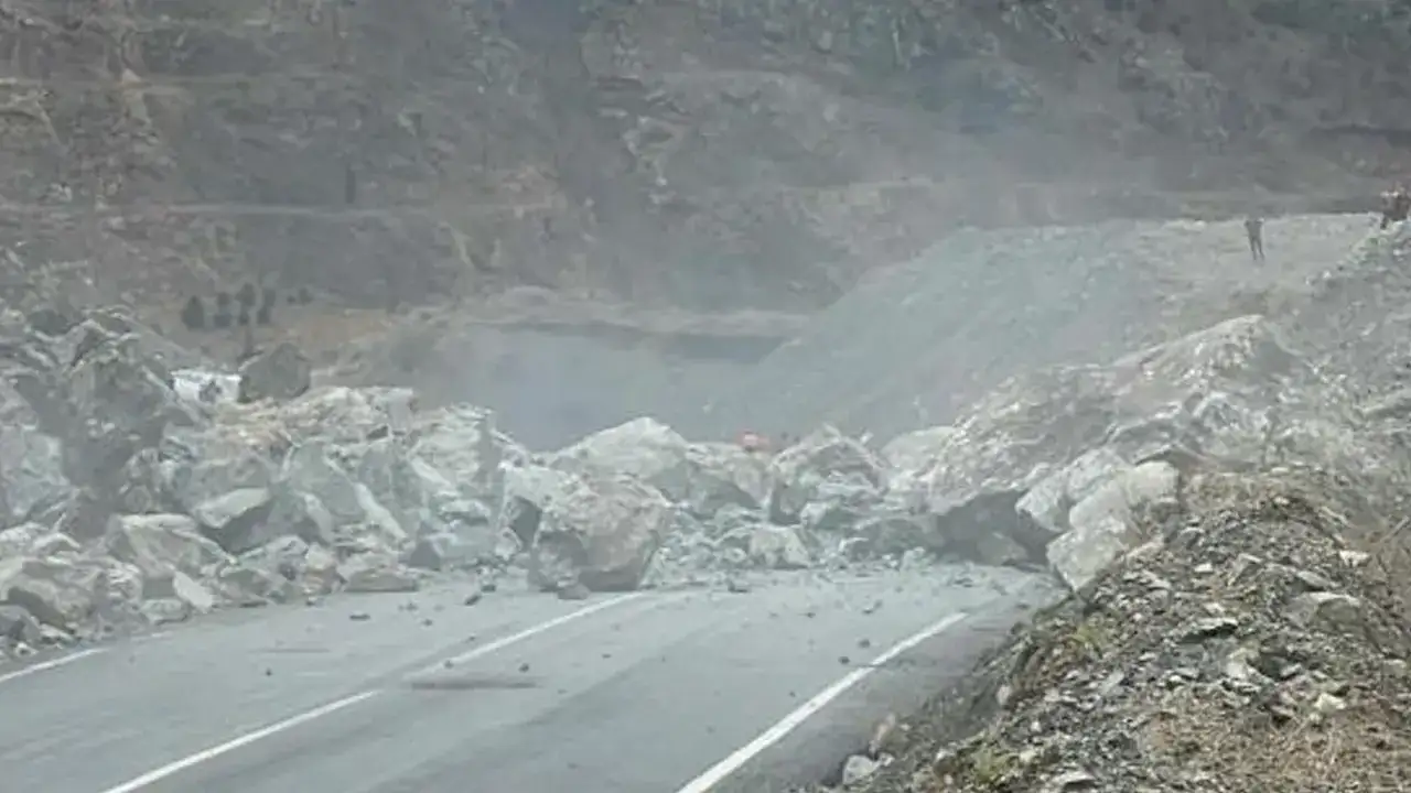 artvini-heyelan-vurdu-yol-ulasima-kapandi