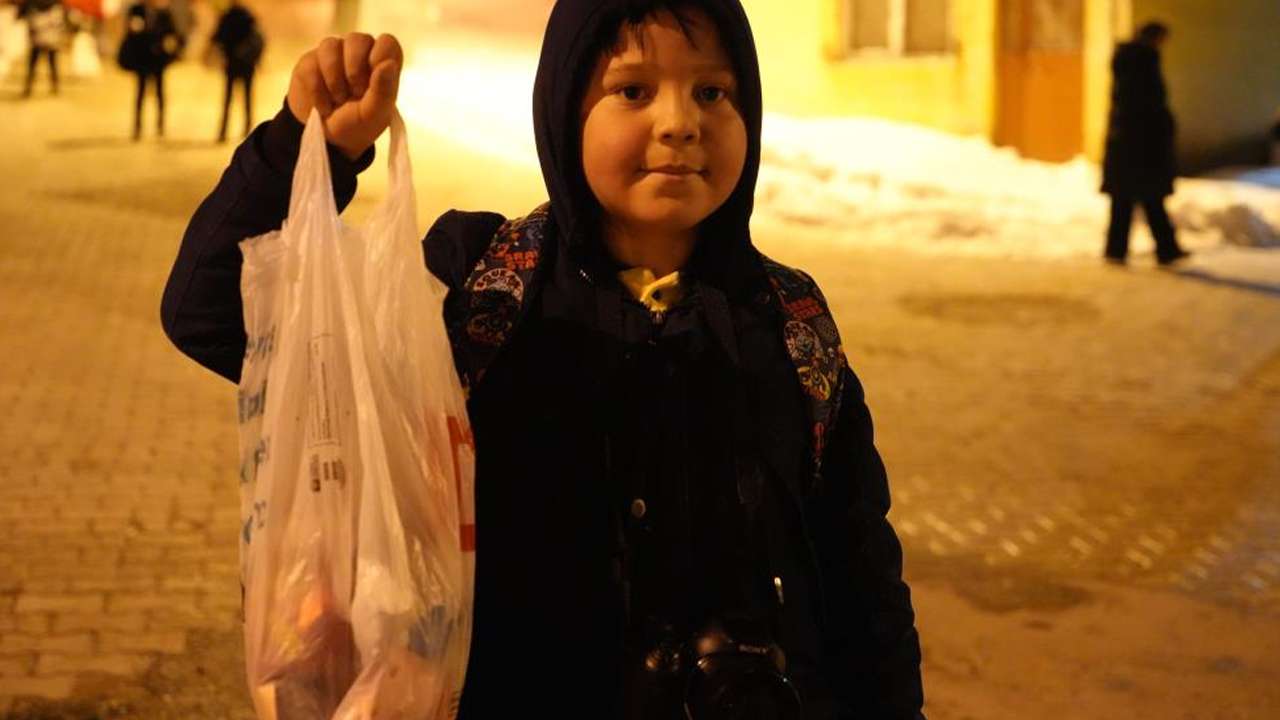 bayburtta-asirlik-on-besi-gelenegi-cocuklar-soguk-havaya-ragmen-sokaklara-dokuldu