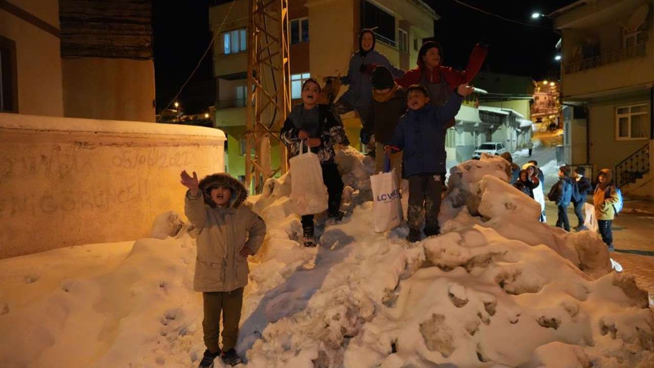 bayburtta-asirlik-on-besi-gelenegi-cocuklar-soguk-havaya-ragmen-sokaklara-dokuldu