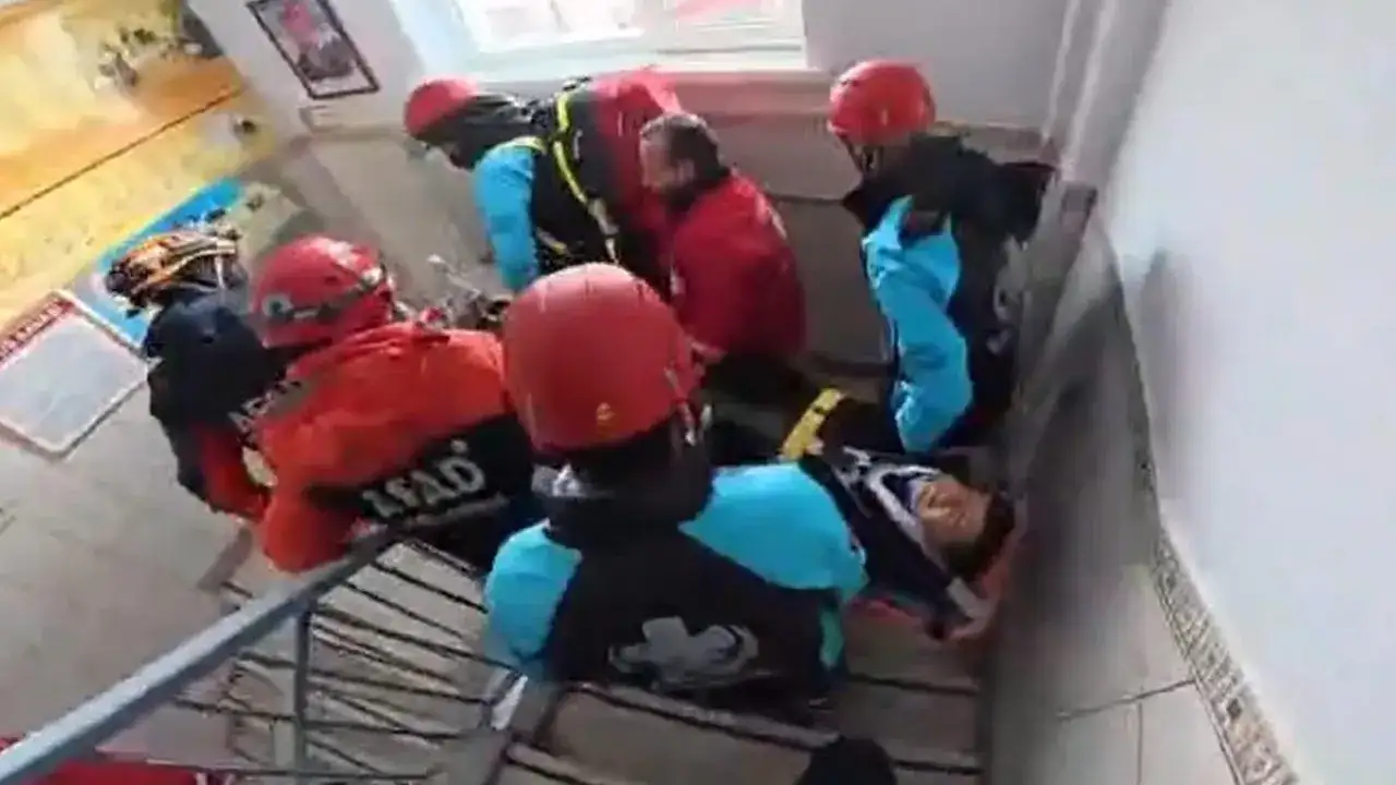 bayburtta-ogrencilere-deprem-egitimi-ve-tatbikati