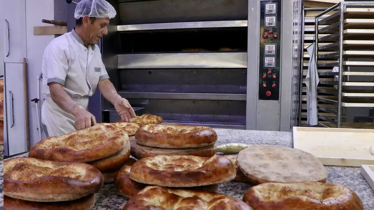 trabzonda-ramazan-pidesi-6-saatlik-emegin-ardindan-sofraya-geliyor