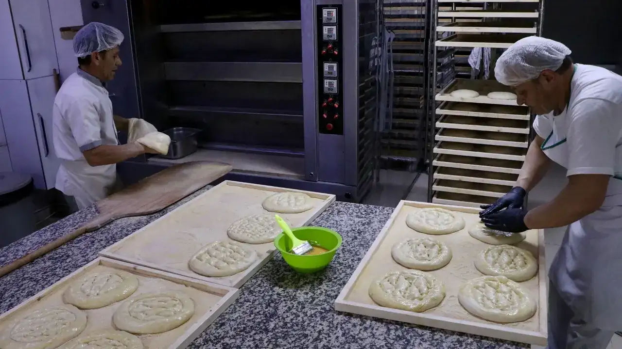 trabzonda-ramazan-pidesi-6-saatlik-emegin-ardindan-sofraya-geliyor