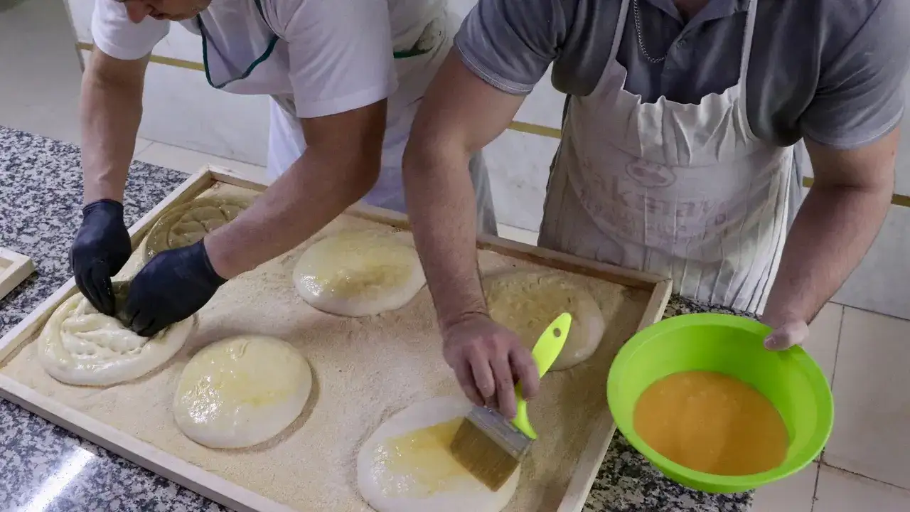 trabzonda-ramazan-pidesi-6-saatlik-emegin-ardindan-sofraya-geliyor