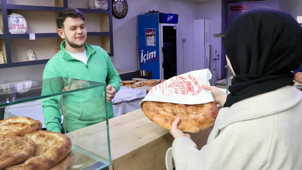 trabzonda-ramazan-pidesi-6-saatlik-emegin-ardindan-sofraya-geliyor