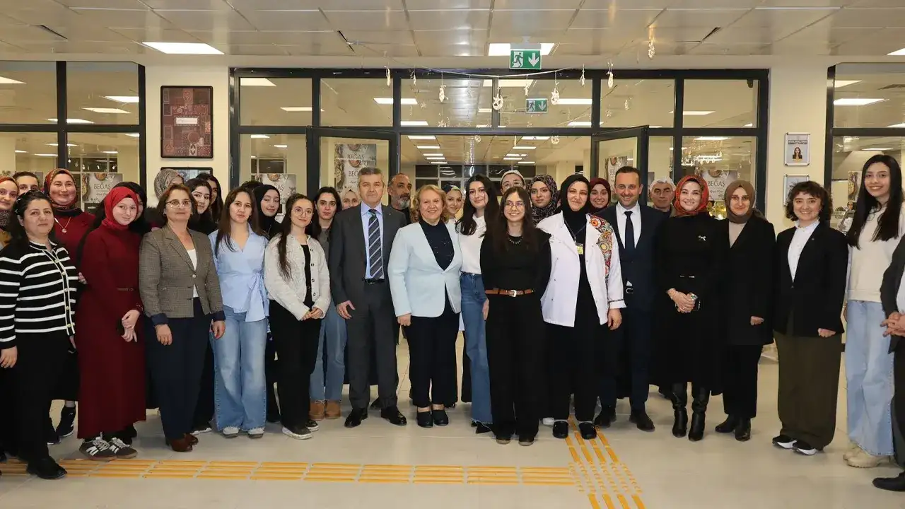 artvin-valisi-ergun-ogrencilerle-iftarda-bulustu