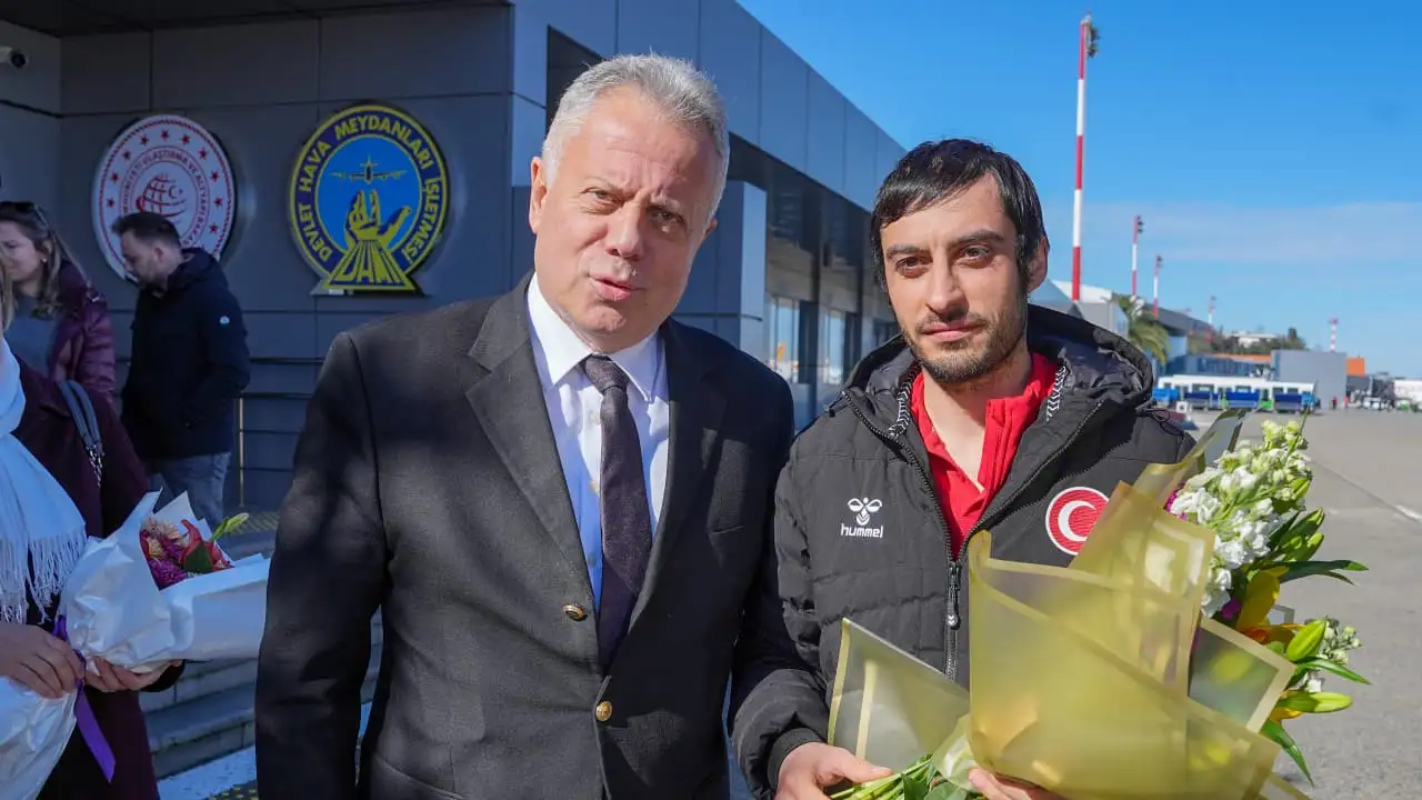 avrupa-sampiyonu-bugra-selimzadeye-trabzon-havalimaninda-karsilama