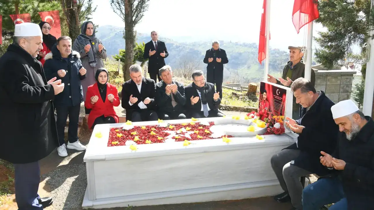 baskan-gencten-sehit-pilot-genccelepin-kabrine-ziyaret