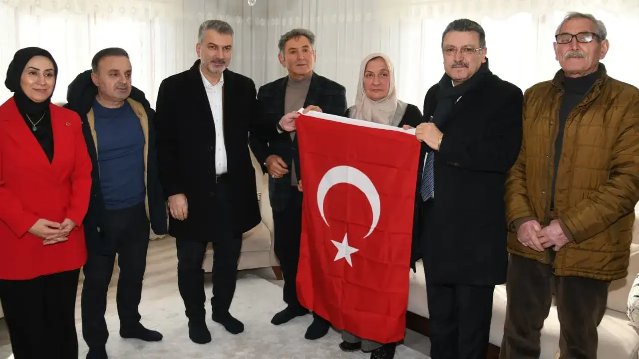 baskan-gencten-sehit-pilot-genccelepin-kabrine-ziyaret