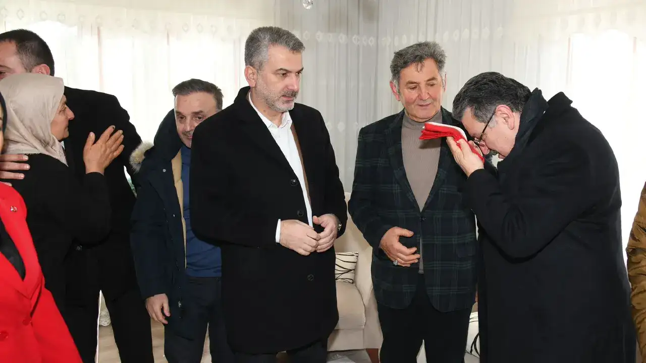 baskan-gencten-sehit-pilot-genccelepin-kabrine-ziyaret