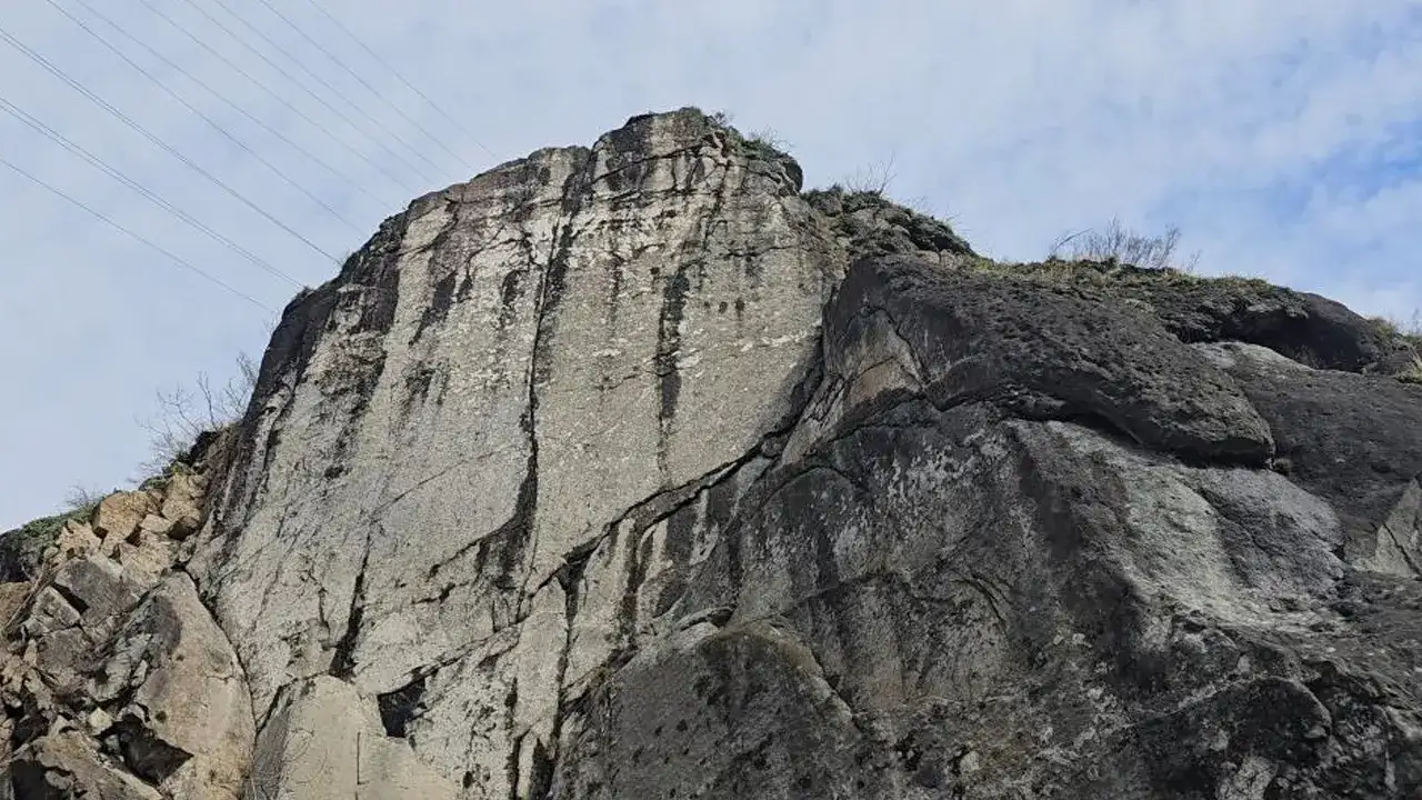 artvinde-tehlike-olusturan-dev-kayalar-boyle-dusuruldu