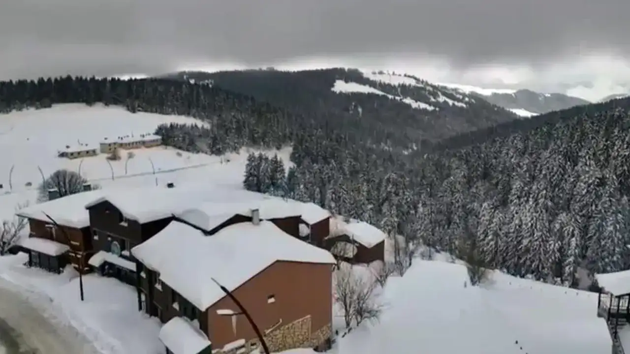 giresun-kulakkaya-yaylasinda-kartpostallik-manzara-kar-kalinligi-2-metreyi-buldu