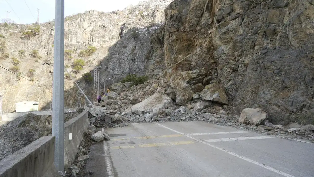 karadenizde-heyelan-riskine-kritik-uyari-yanlis-mudahale-tehlikeyi-buyutuyor