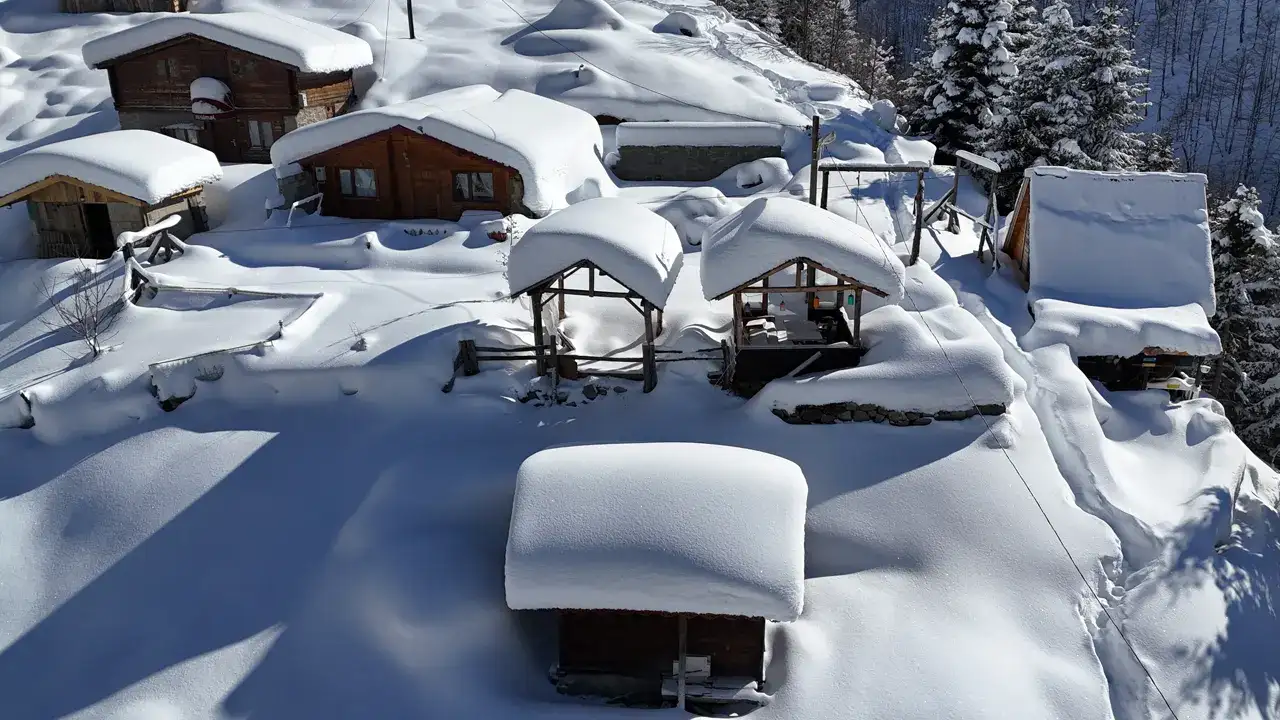 rize-ayder-yaylasi-beyaza-burundu-kar-manzarasi-dronla-goruntulendi