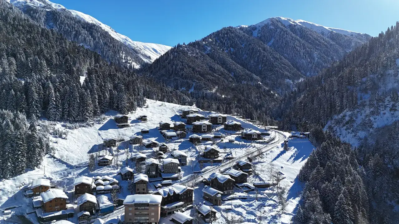 rize-ayder-yaylasi-beyaza-burundu-kar-manzarasi-dronla-goruntulendi