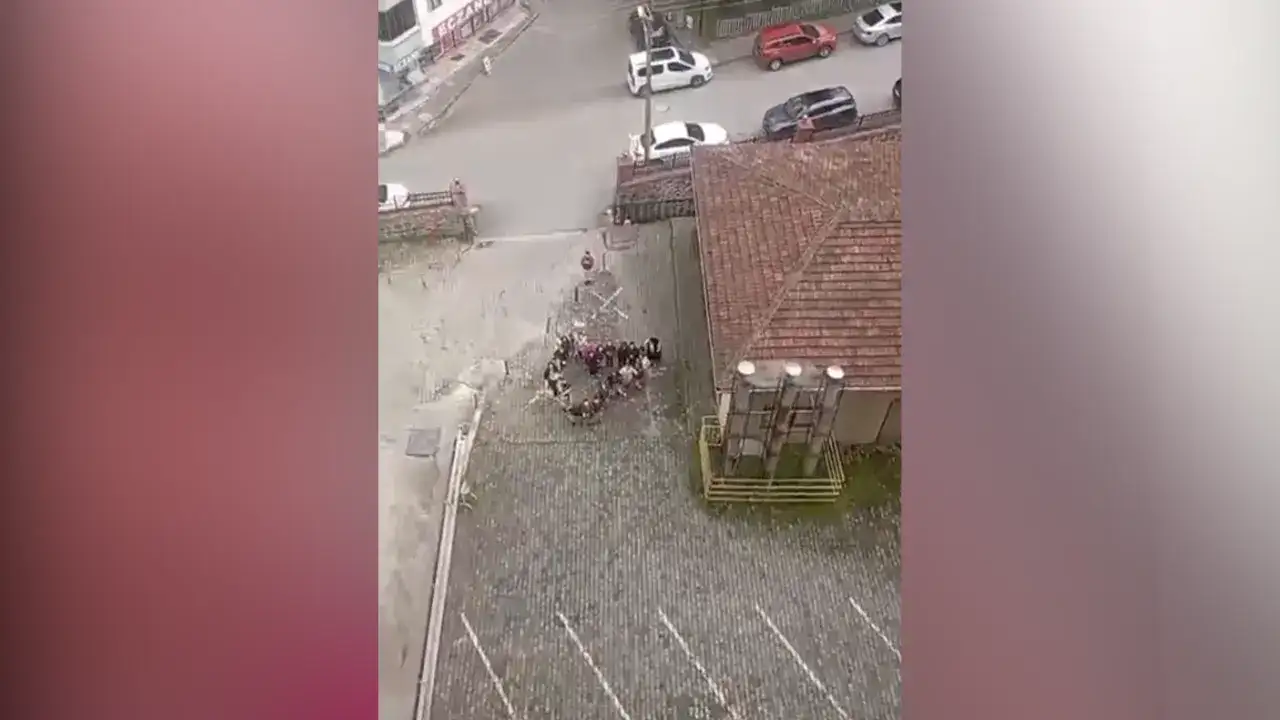 trabzonda-ogrencilerden-ogretmenlerine-duygulandiran-surpriz