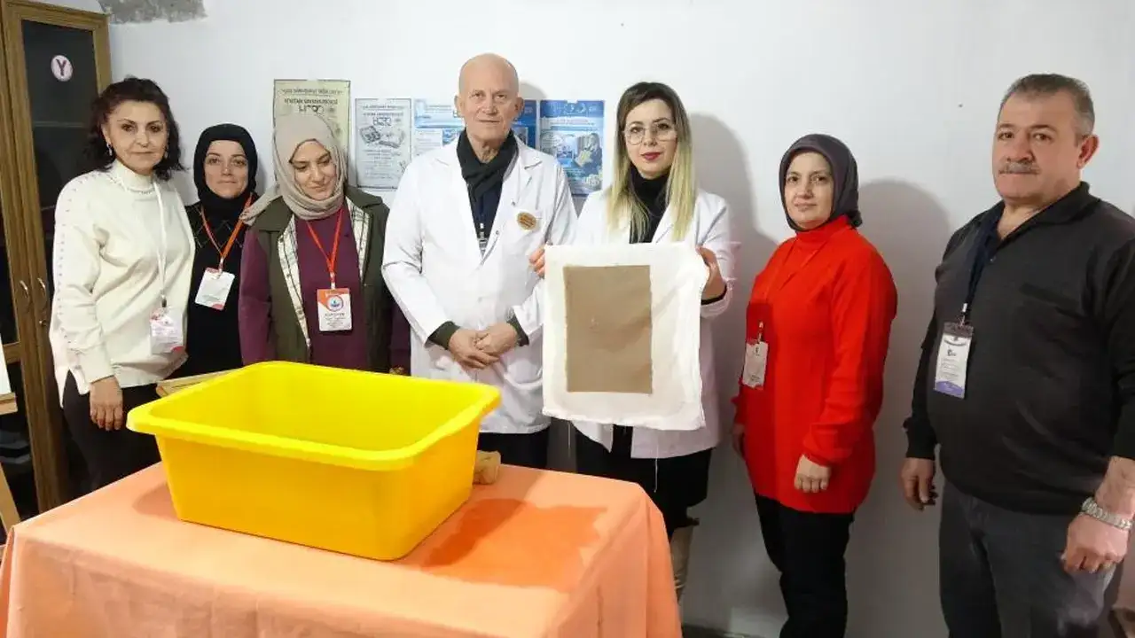 trabzonda-yumurta-kolisinden-sanat-geri-donusumle-el-yapimi-kagit-uretiyorlar