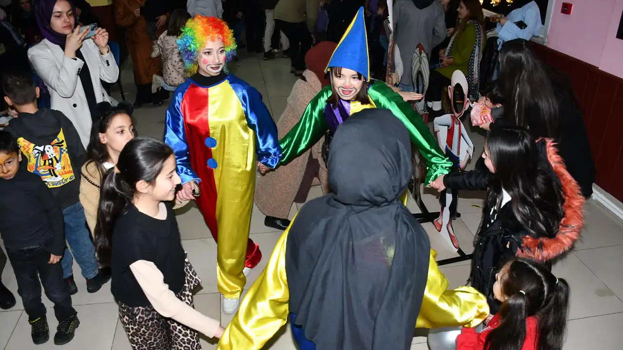 alucrada-ramazan-coskusu-hacivat-karagoz-gosterisi-buyuk-ilgi-gordu