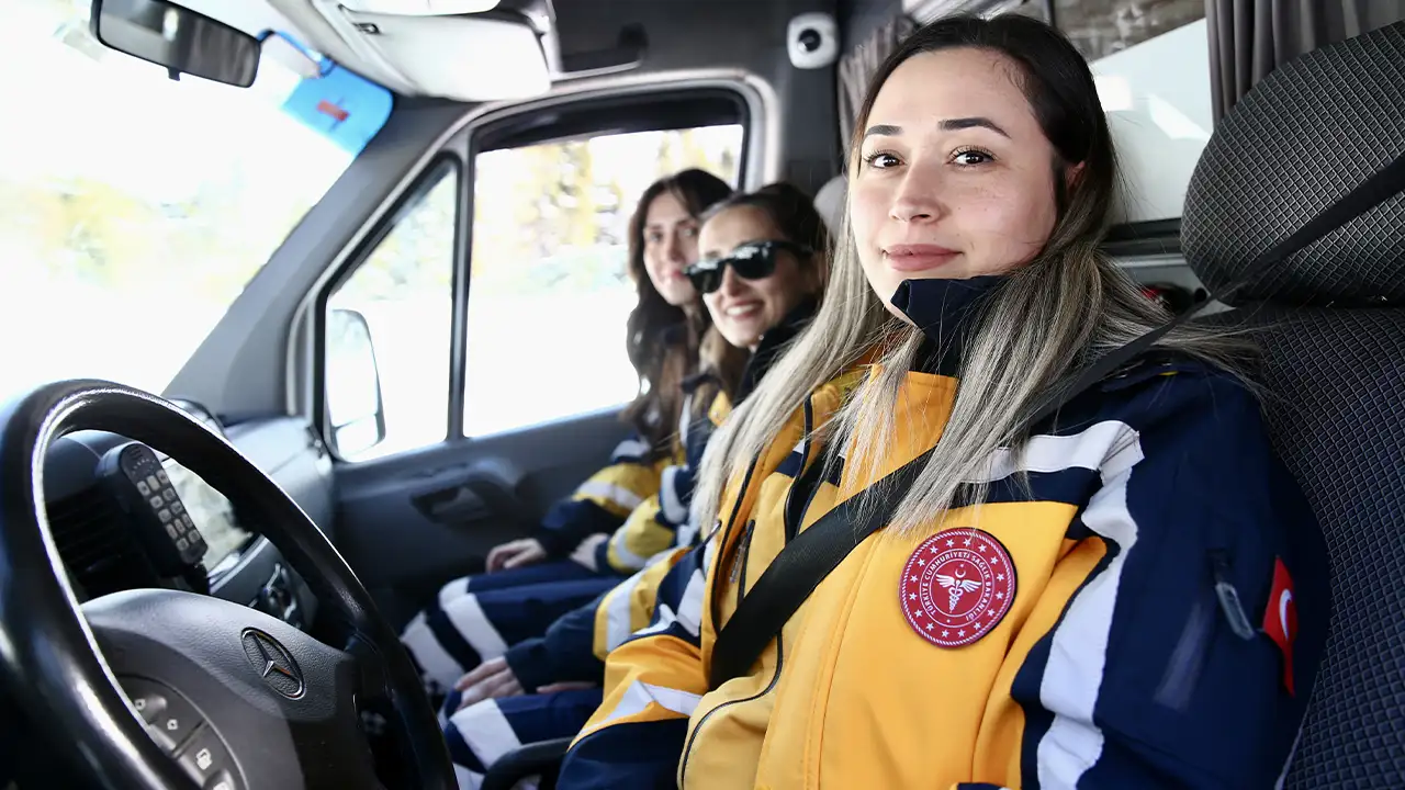 giresunda-kadin-saglik-calisanlari-zorlu-arazilerde-gorev-yapiyor