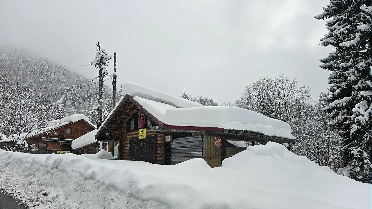 rize-ve-orduda-kar-etkisini-gosterdi-ayder-yaylasinda-kar-60-santimetreye-ulasti